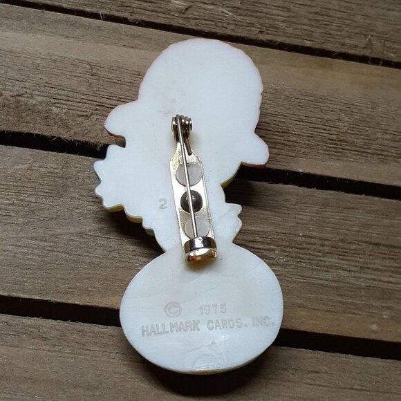 VTG Hallmark Pin Chickery Chick Easter Spring Chicken Merry Miniature 1975 - Picture 2 of 3